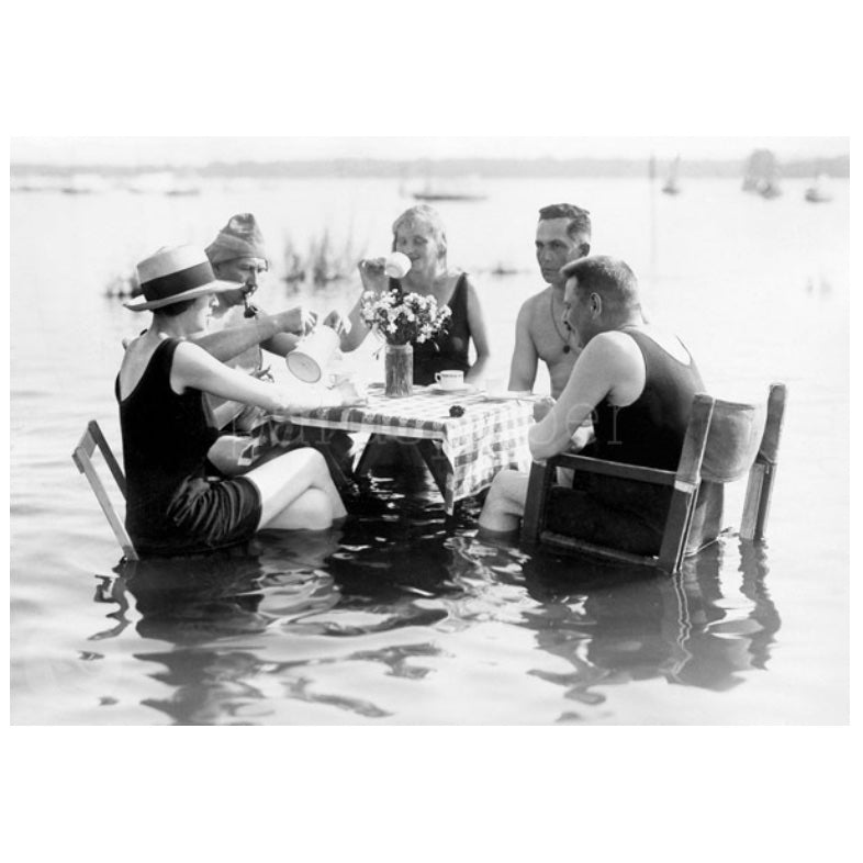 schwarz-weiße Postkarte die goldenen Zwanziger