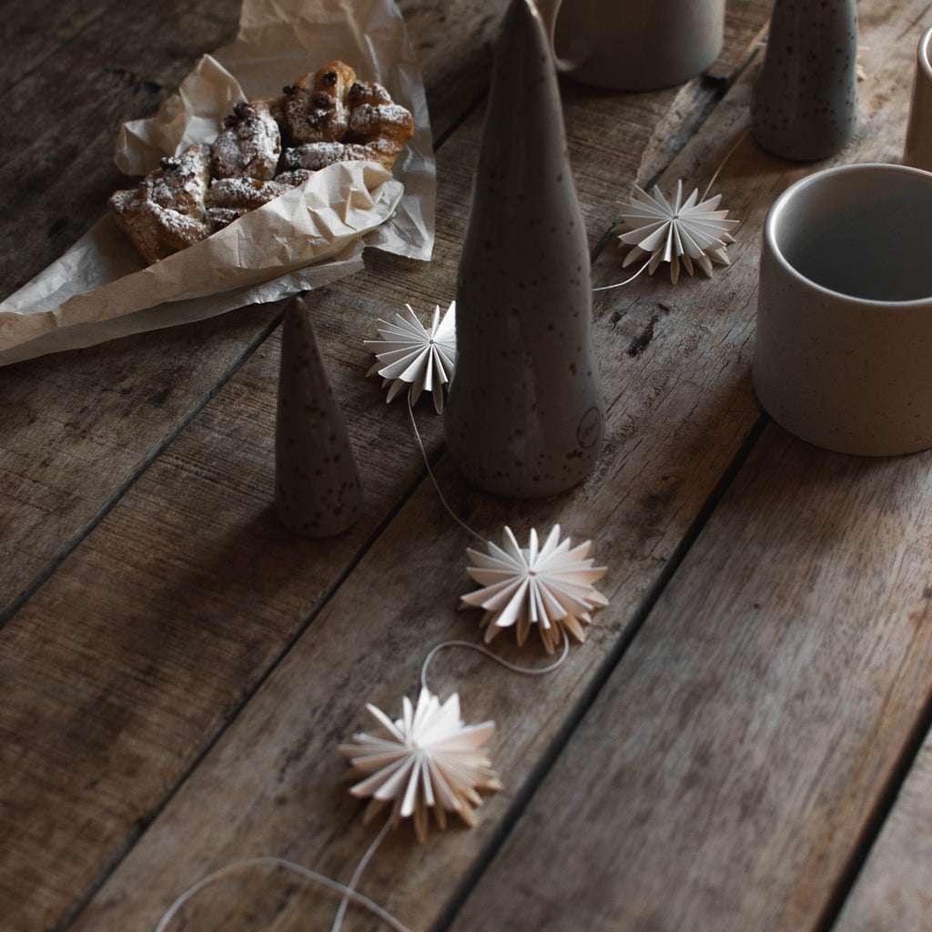 Papiergirlande mit weißen Sternflocken