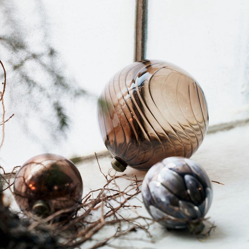 Glaskugel mit Wirbeldesign als Weihnachtsschmuck