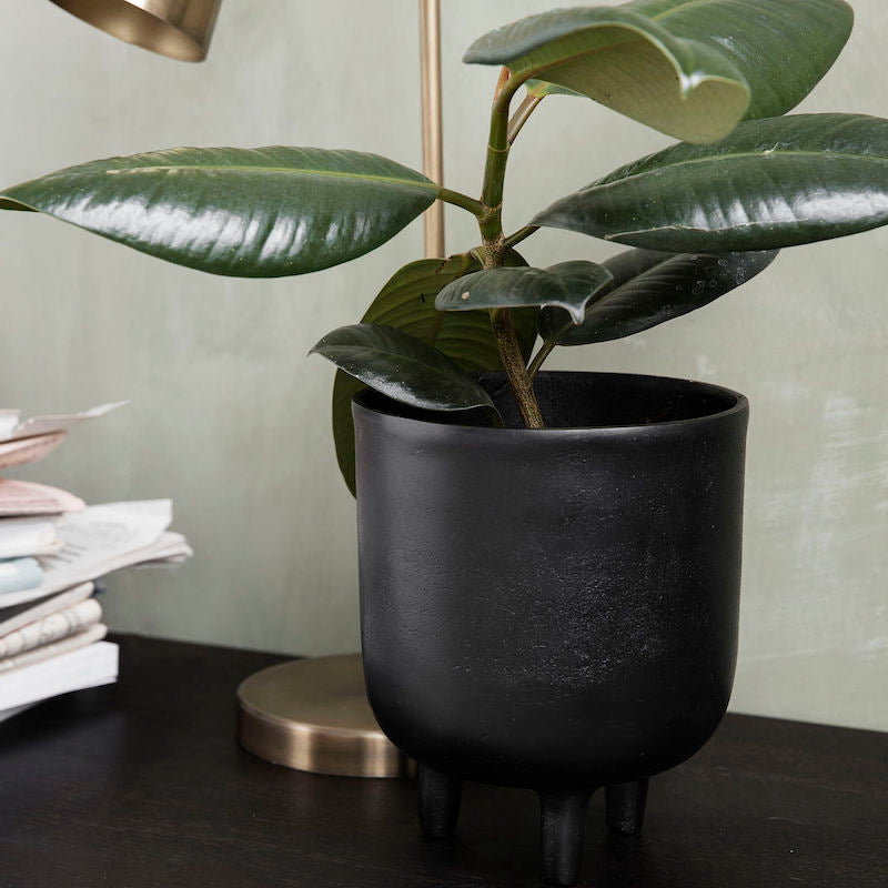 Blumentopf schwarz auf drei Füssen