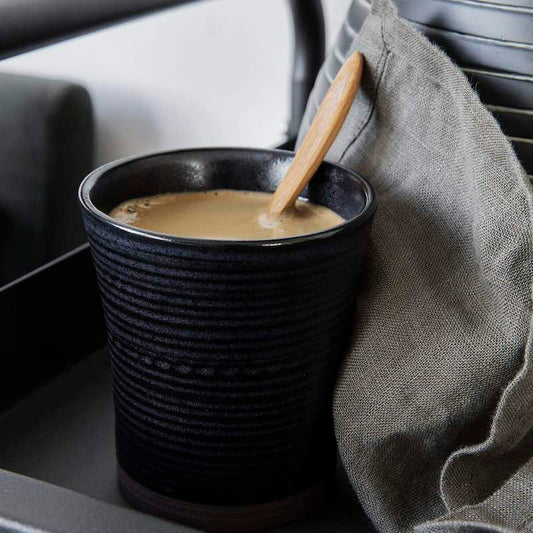 Kaffeebecher aus schwarzer Keramik