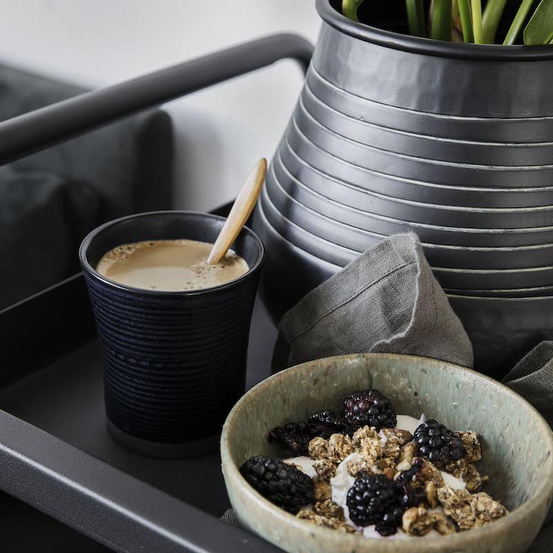 Kaffeebecher aus schwarzer Keramik