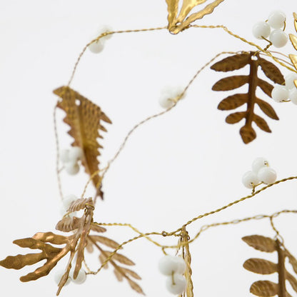 Metallgirlande mit goldenen Blättern und weißen Perlen