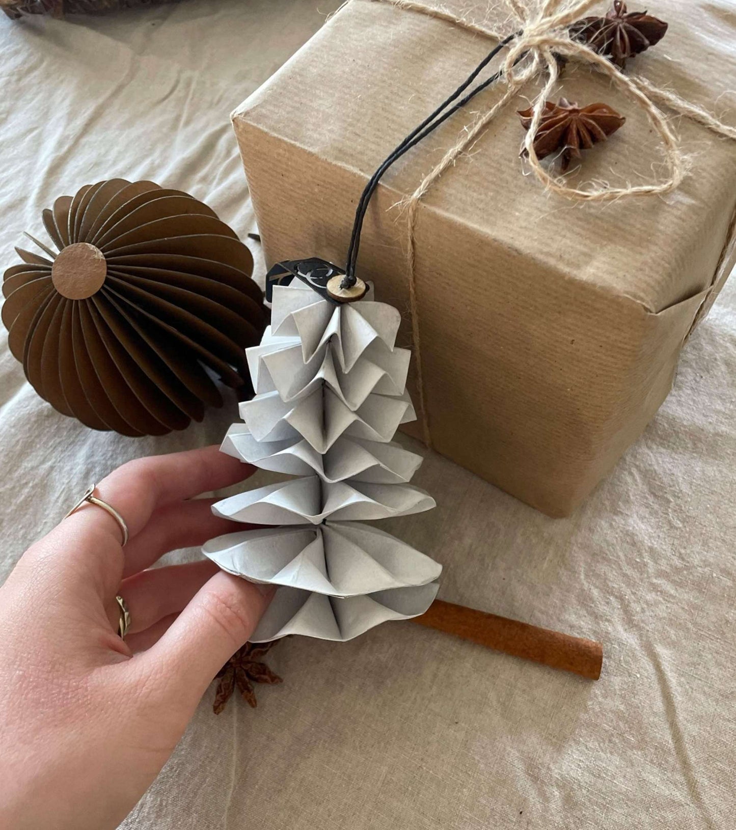 Weihnachtsbaumanhänger aus Papier