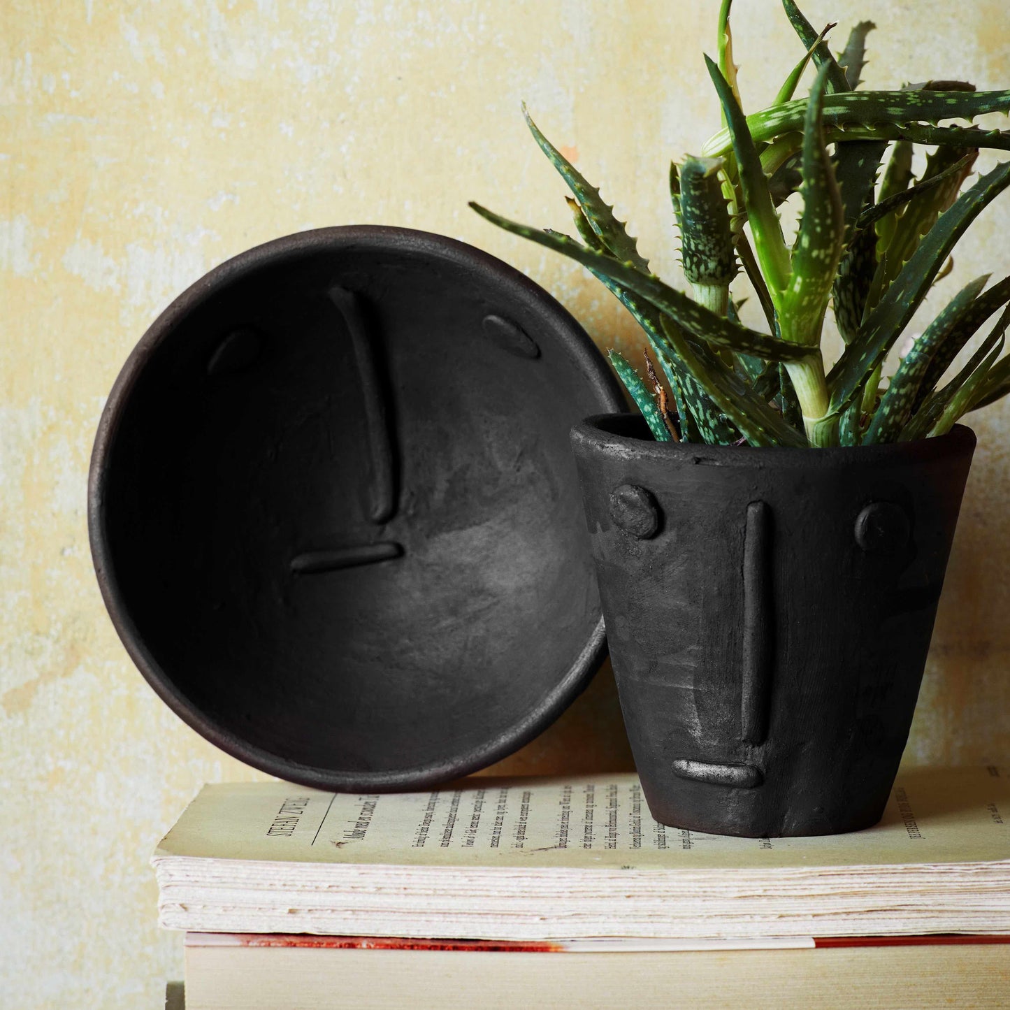 Blumentopf Tontopf Clay mit Gesicht von monochrome-home Buxtehude