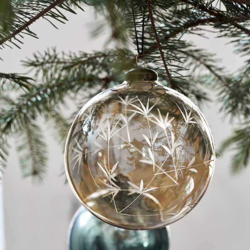 braune Weihnachtskugel aus Glas