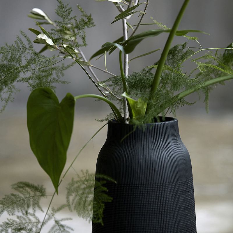 schwarze Vase Groove von House Doctor