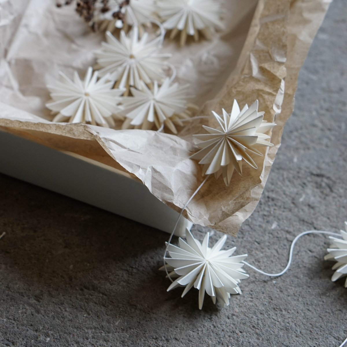 Papiergirlande mit weißen Sternflocken
