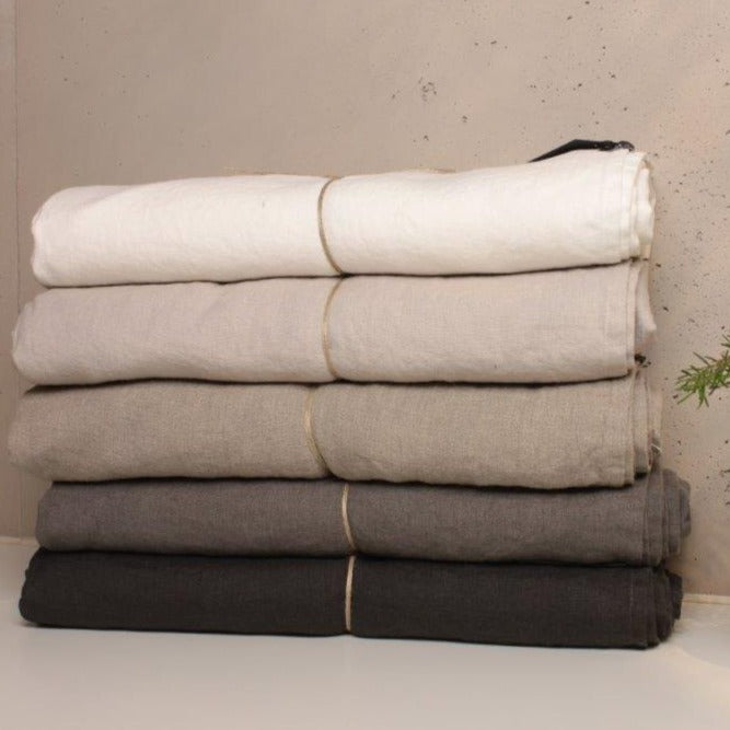 Himla Sunshine Tablecloth Tischdecke Leinen Tischwäsche kohl charcoal natural ash white monochrome-home