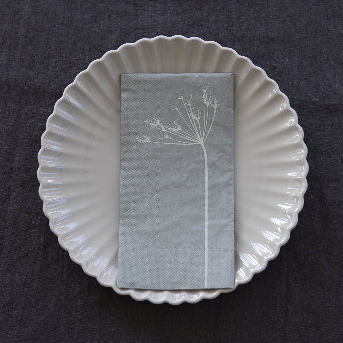 schlichte Papierserviette Buda (wilde Möhre) von monochrome-home aus Buxtehude