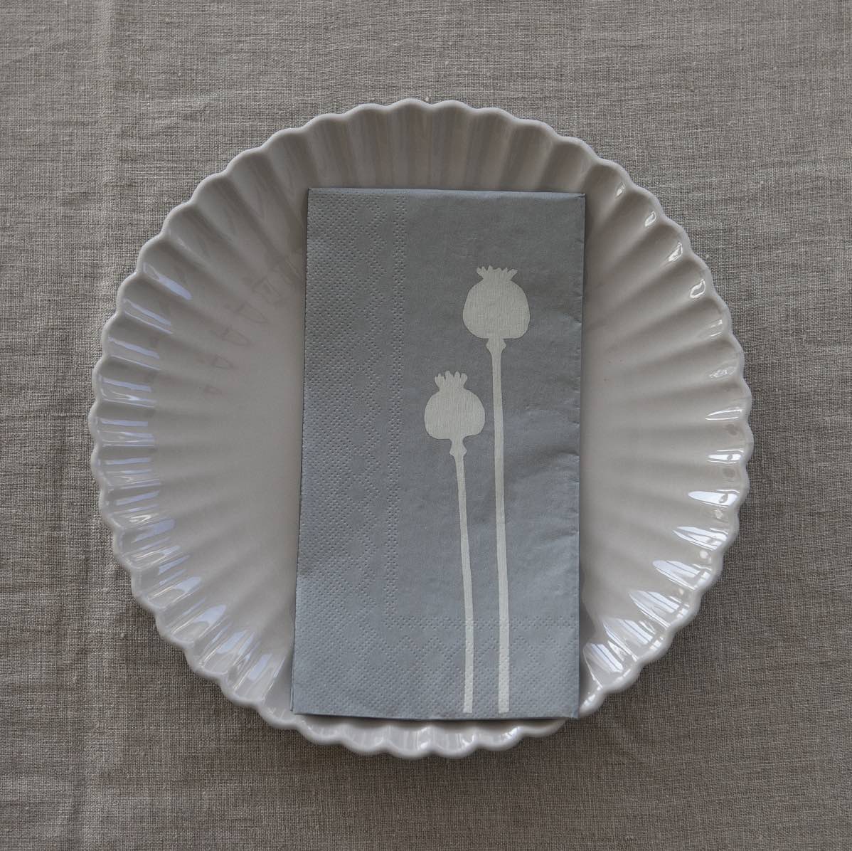 schlichte Papierserviette Bjuda (Mohn) monochrome-home aus Buxtehude