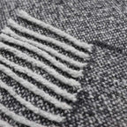 anthrazitfarbenes Fransenplaid in Tweed-Optik