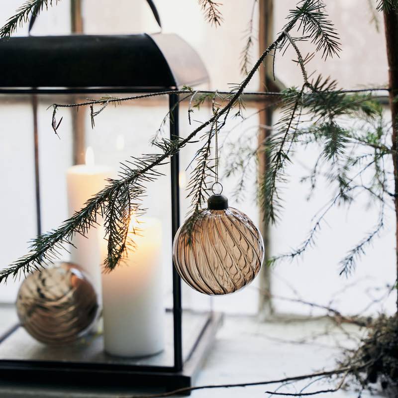 Glaskugel mit Wirbeldesign als Weihnachtsschmuck