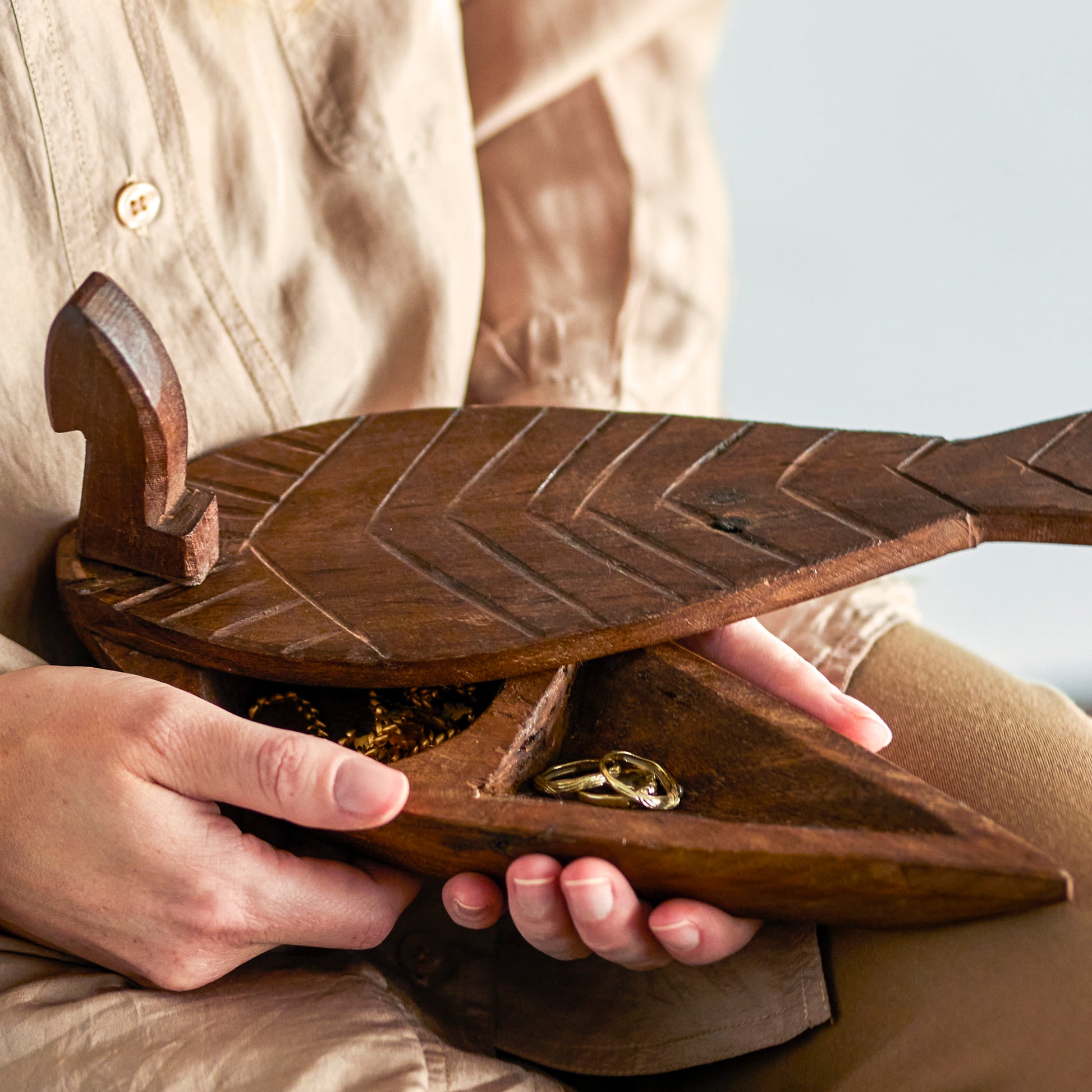 Holzbox mit verschiebbarem Deckel unmd 2 Fächern, in Form eines Vogels