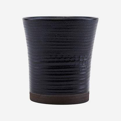 Kaffeebecher aus schwarzer Keramik