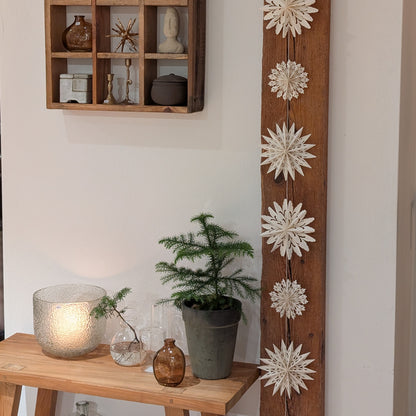 Papiergirlande mit unterschiedlichen Sternen