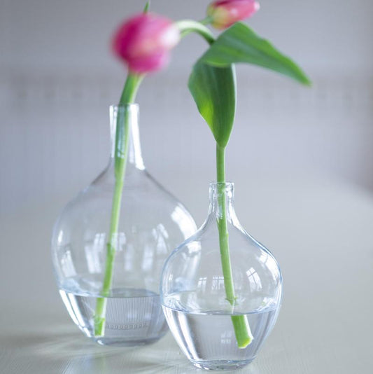 Blumenvase in Flaschenform aus Glas