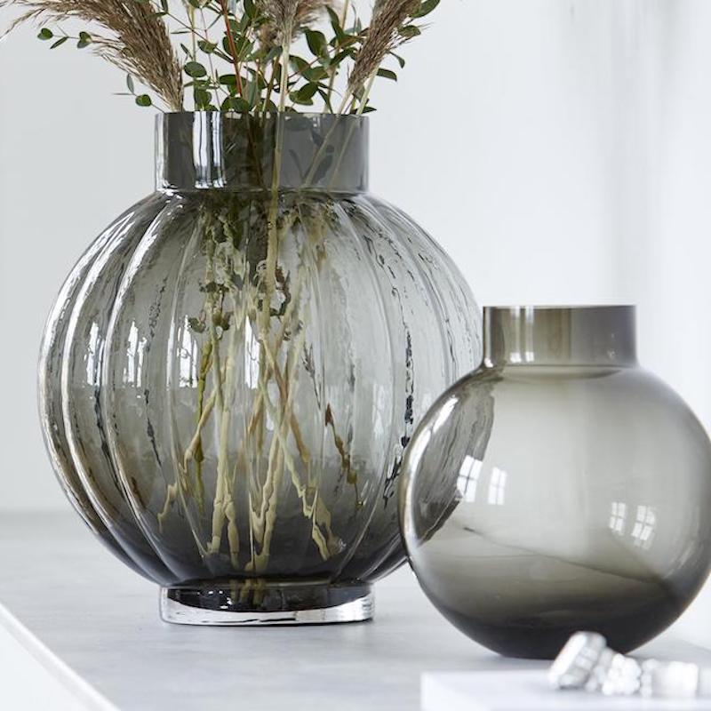 Glasvase grau – monochrome-home